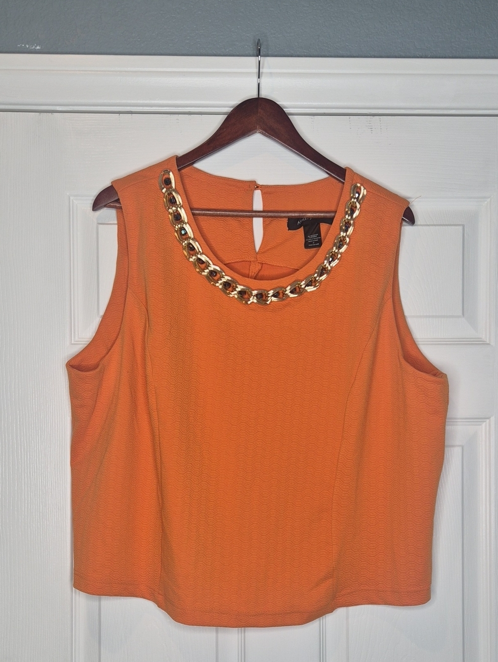 Women's 2 Piece Sleeveless Jewelry Neck Top With Skirt Set